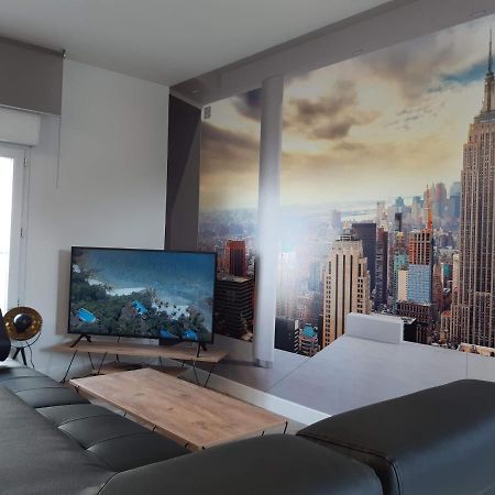 Appartement Renove Le New-York En Centre Ville - Terrasse Et Parking - Non Climatise La Roche-Chalais Exterior foto