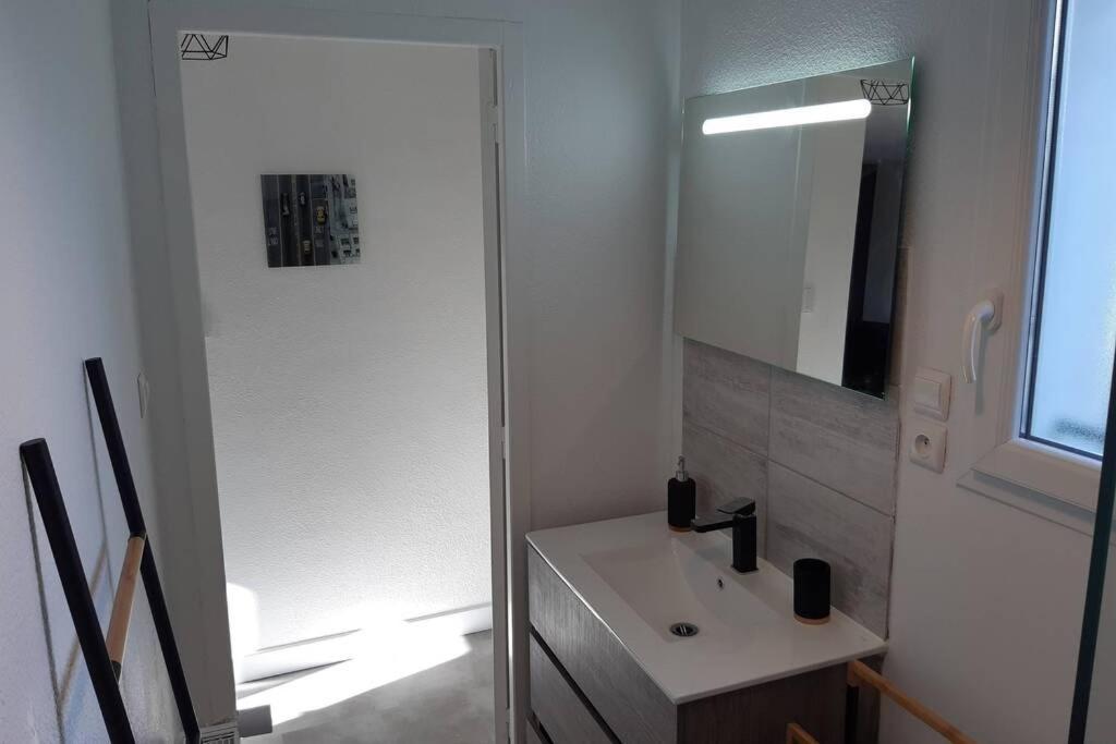 Appartement Renove Le New-York En Centre Ville - Terrasse Et Parking - Non Climatise La Roche-Chalais Exterior foto