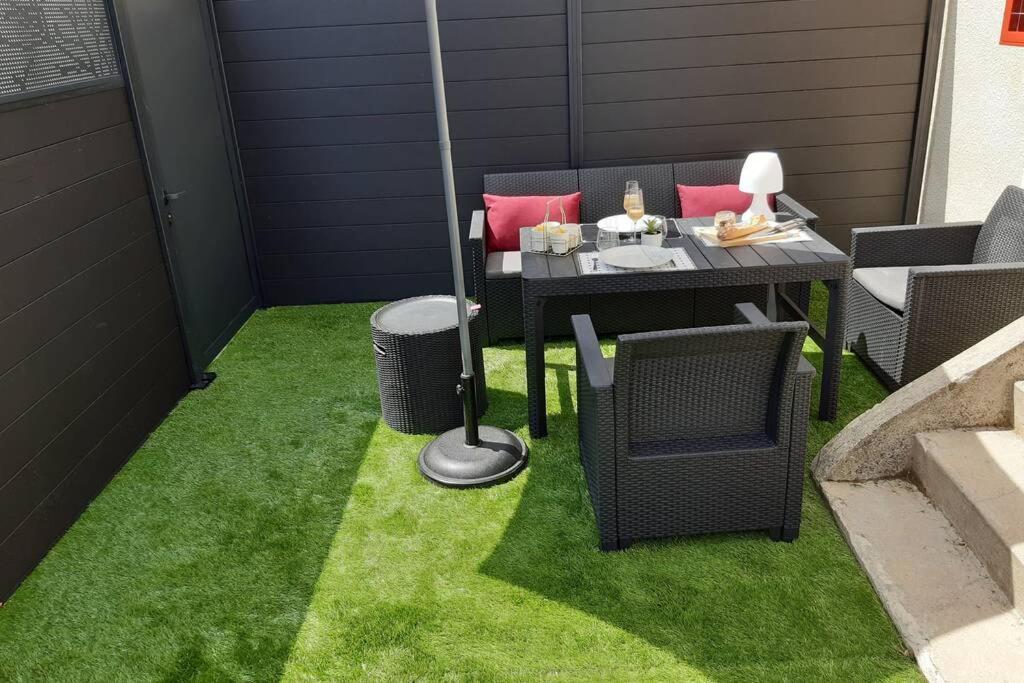 Appartement Renove Le New-York En Centre Ville - Terrasse Et Parking - Non Climatise La Roche-Chalais Exterior foto