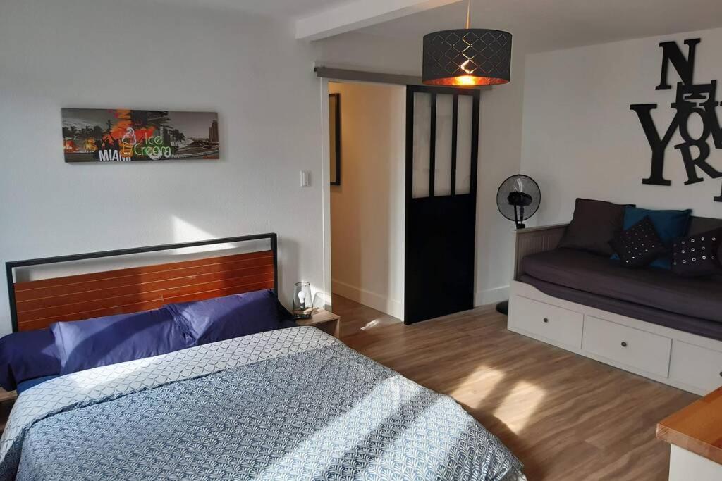 Appartement Renove Le New-York En Centre Ville - Terrasse Et Parking - Non Climatise La Roche-Chalais Exterior foto