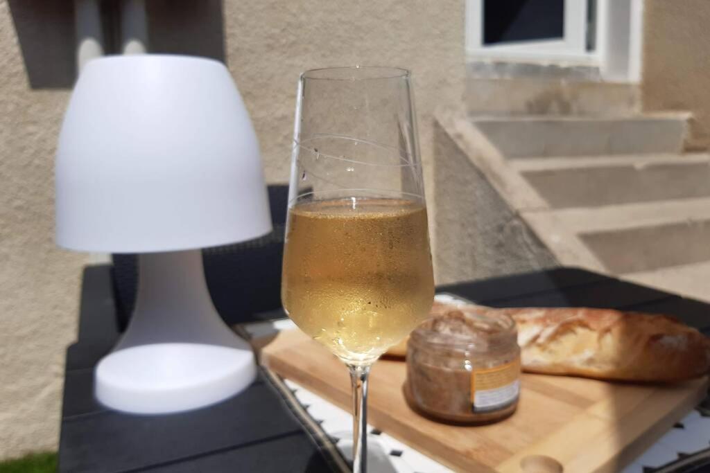 Appartement Renove Le New-York En Centre Ville - Terrasse Et Parking - Non Climatise La Roche-Chalais Exterior foto